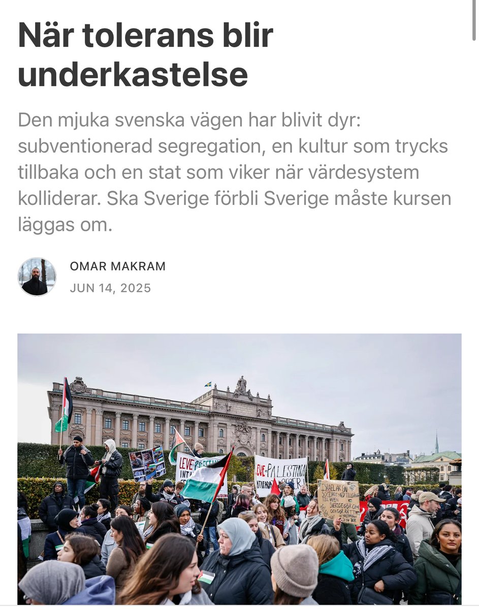 Den här incidenten fångar essensen av den värdekonflikt som slitit upp Sverige inifrån – symboliken kunde knappast ha varit mer brutalt träffande. På ena sidan en folkvald från Sveriges mest svenska parti som uttrycker sig lugnt – på den andra sidan en arabisk aktivist i hijab