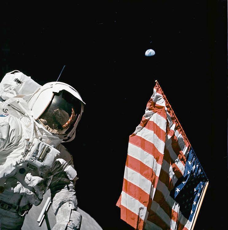 USGS_AstroGeo's tweet image. Happy #FlagDay! Here's Astrogeology's Jack Schmitt on the Moon with a flag! 😅
#MoonLanding #Apollo17 #Astronaut