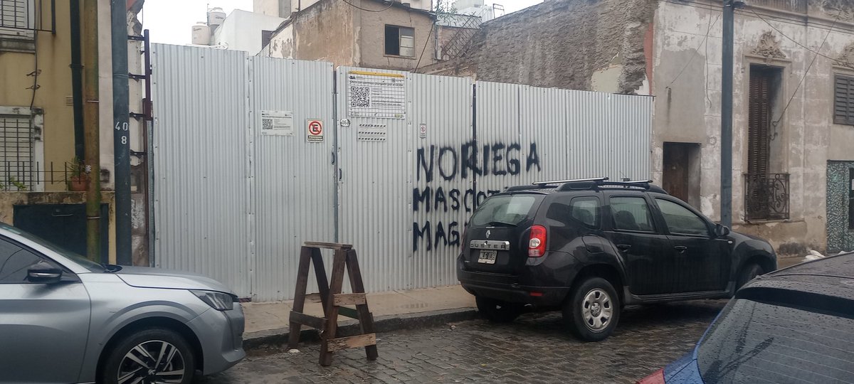 Gus_Noriega's tweet photo. Mirá lo que me pusieron los cagones estos enfrente de mi casa. Además, siguen con la pelotudez de Clarin, a esta altura! Vayan a visitar a la condenada, forros. https://t.co/qpVNkIVLfP