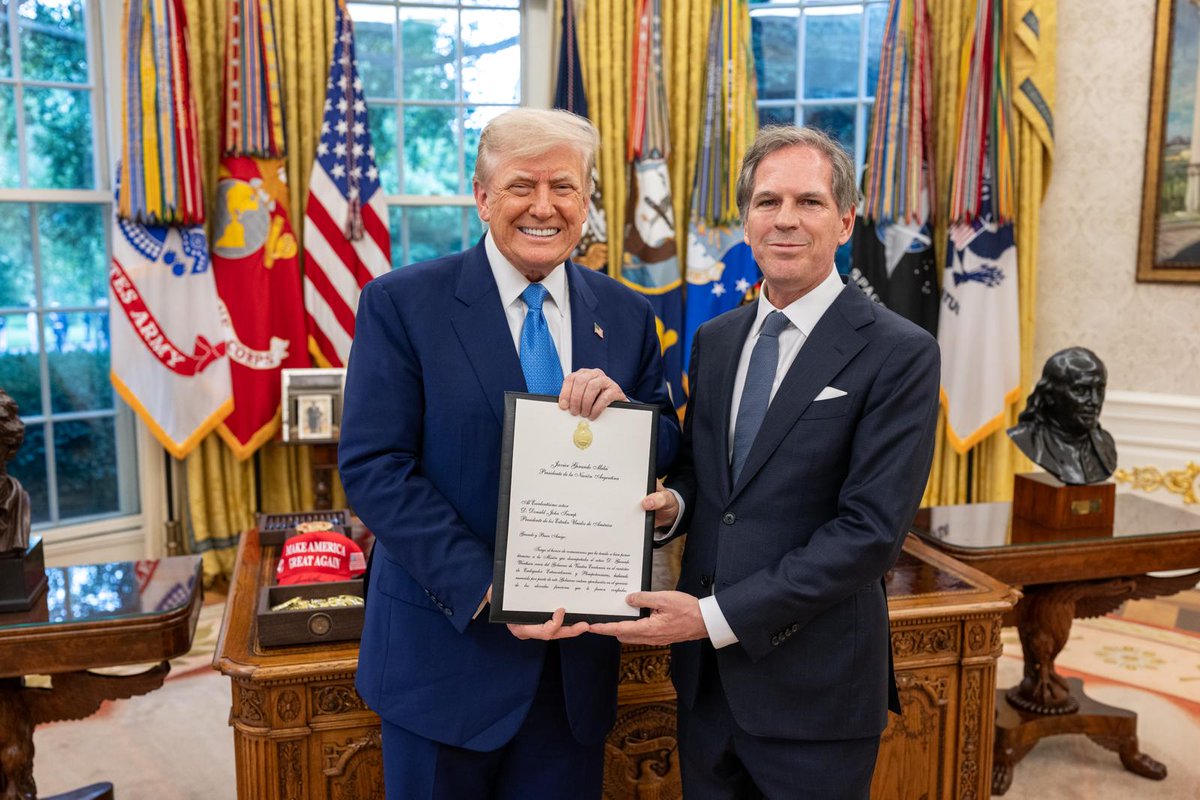 Embassy of Argentina in USA (@arginusa) on Twitter photo Amb. Oxenford had the honor of presenting his letters of credence to U.S. President Donald Trump, at the Oval Office of the White House. 
He conveyed the greetings of President Javier Milei, reaffirming Argentina’s commitment to strengthening the bilateral relationship. 🇦🇷🇺🇸 Amb. Oxenford had the honor of presenting his letters of credence to U.S. President Donald Trump, at the Oval Office of the White House. 
He conveyed the greetings of President Javier Milei, reaffirming Argentina’s commitment to strengthening the bilateral relationship. 🇦🇷🇺🇸