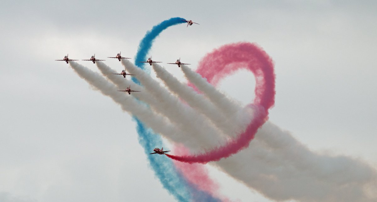 Funtera's tweet image. The Ultimate in Air Displays from the @rafredarrows at @cosfordairshow.. Always Spectacular #avgeek #RAFCosfordAirshow