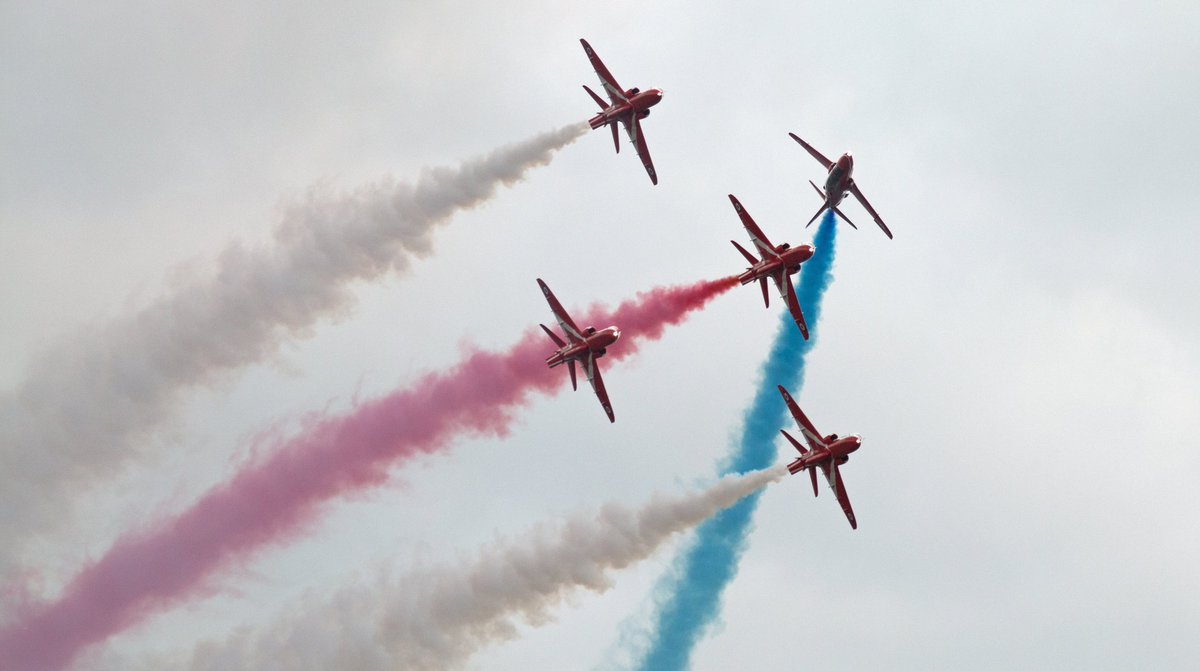 Funtera's tweet image. The Ultimate in Air Displays from the @rafredarrows at @cosfordairshow.. Always Spectacular #avgeek #RAFCosfordAirshow