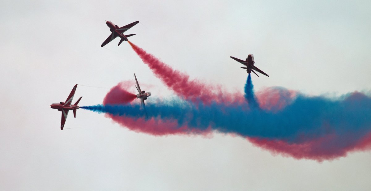 Funtera's tweet image. The Ultimate in Air Displays from the @rafredarrows at @cosfordairshow.. Always Spectacular #avgeek #RAFCosfordAirshow