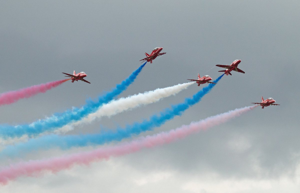 Funtera's tweet image. The Ultimate in Air Displays from the @rafredarrows at @cosfordairshow.. Always Spectacular #avgeek #RAFCosfordAirshow
