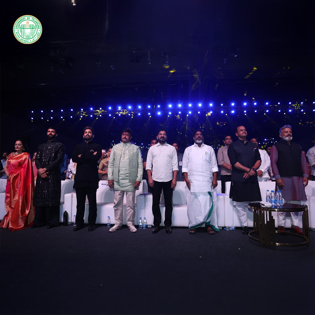 IPRTelangana's tweet photo. Candid moments in the spotlight. TGFA vibes to the fullest.
@Bhatti_Mallu 
@KomatireddyKVR 
@INC_Ponguleti 
@TelanganaCMO 

#TelanganaGaddarFilmAwards #TGFA #TelanganaRising #TGFDC #filmawards https://t.co/hrpXF4MqAE
