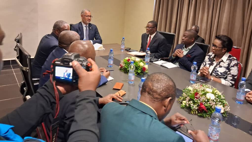 📍#Lubumbashi | 14 juin 2025, à l’initiative de la <a href="/MinesRdc/">Chambre des Mines RDC🇨🇩</a>, le Ministre National des <a href="/MinMinesRDC/">Ministère des Mines - RDC</a> a relancé officiellement le Cadre de concertation permanente avec les opérateurs miniers. Un signal fort donné en marge de la <a href="/drcminingweek/">@drcminingweek</a>  🤝⚙️#RDC  #GouvernanceMinière