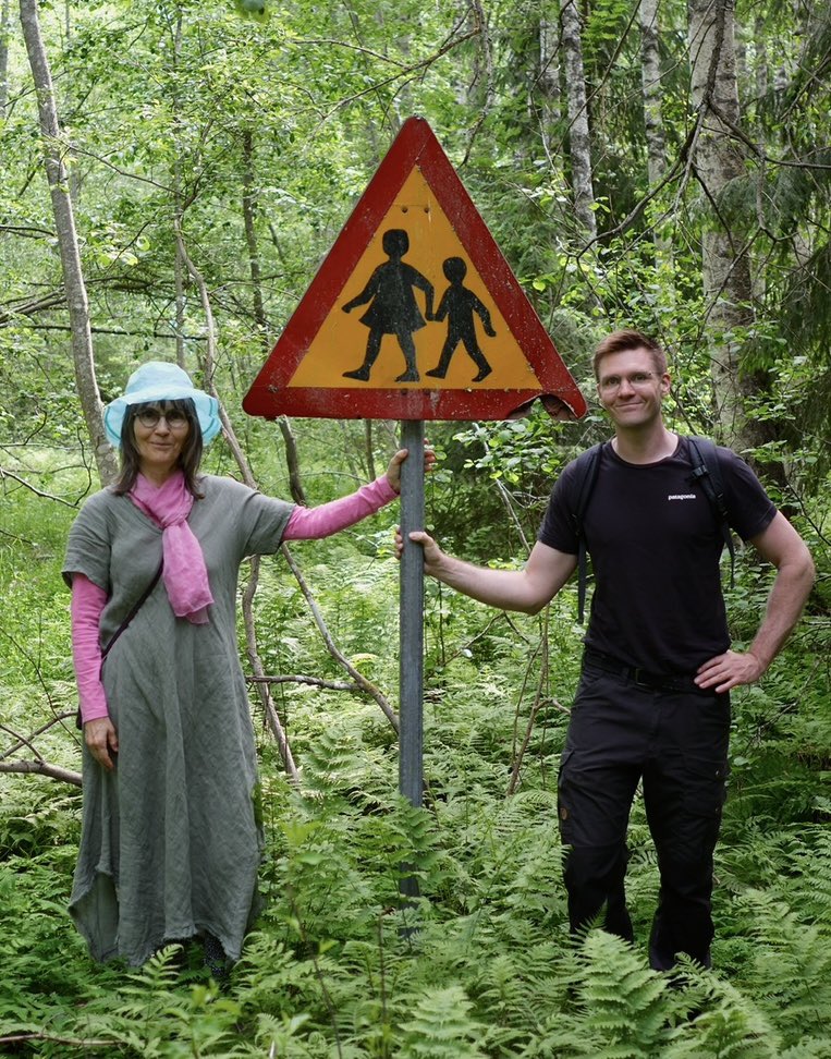 Tältä näyttää entinen tienpohja, joka on vuosien varrella ennallistunut metsäksi.

Kyseessä on suojelualueemme Lopella, nimeltään Blue Forest.

Vanha liikennemerkki on jäänyt symbolisesti pystyyn. Otimme sen juurella yhteiskuvan suojelujohtaja Anneli Jussilan kanssa.