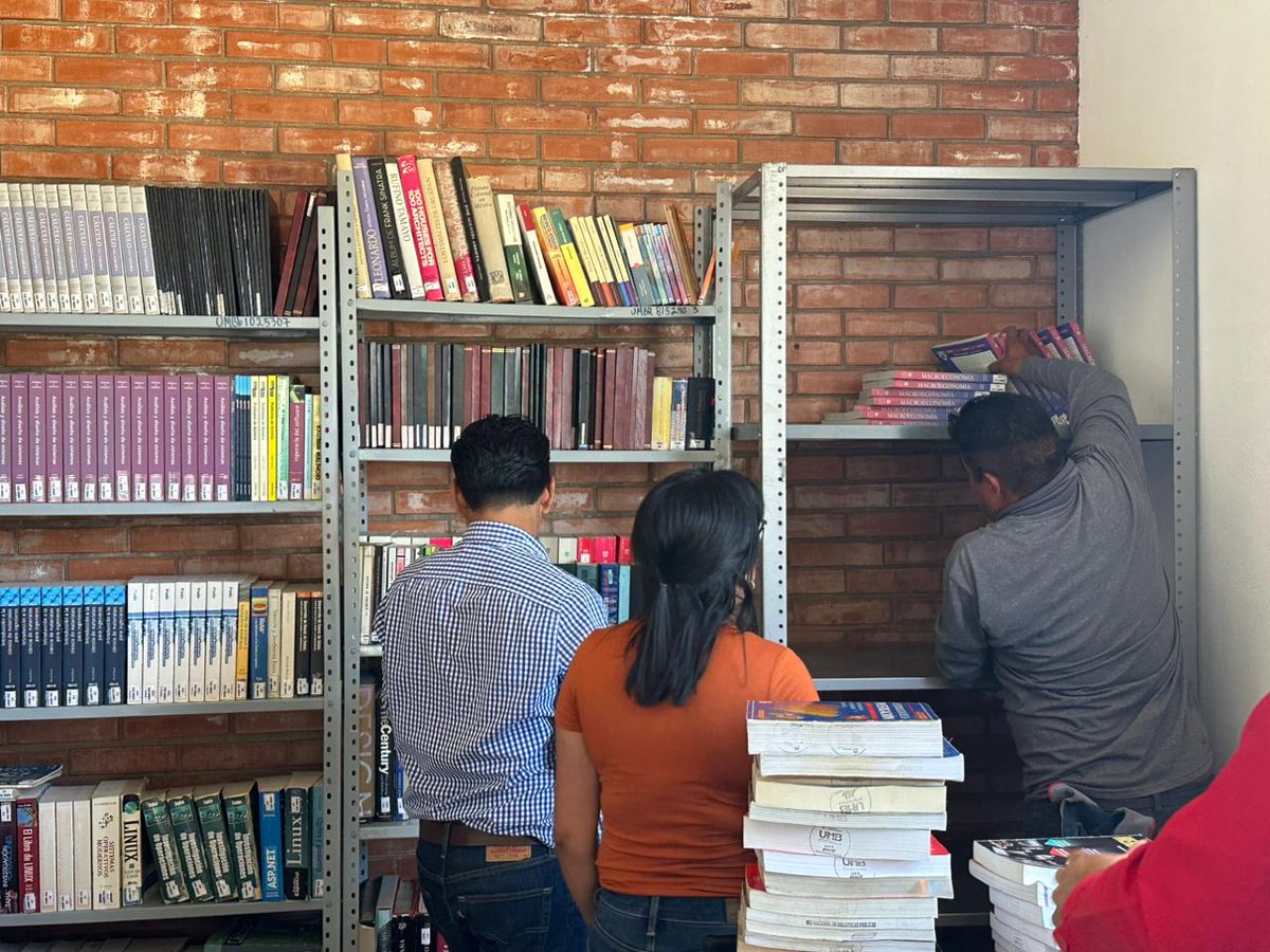 Nuestra UES Almoloya de Alquisiras 🏫 trabaja comprometida con la formación integral de la #comunidadColibríUMB a través del fomento a la lectura desde las aulas y bibliotecas. 📚
