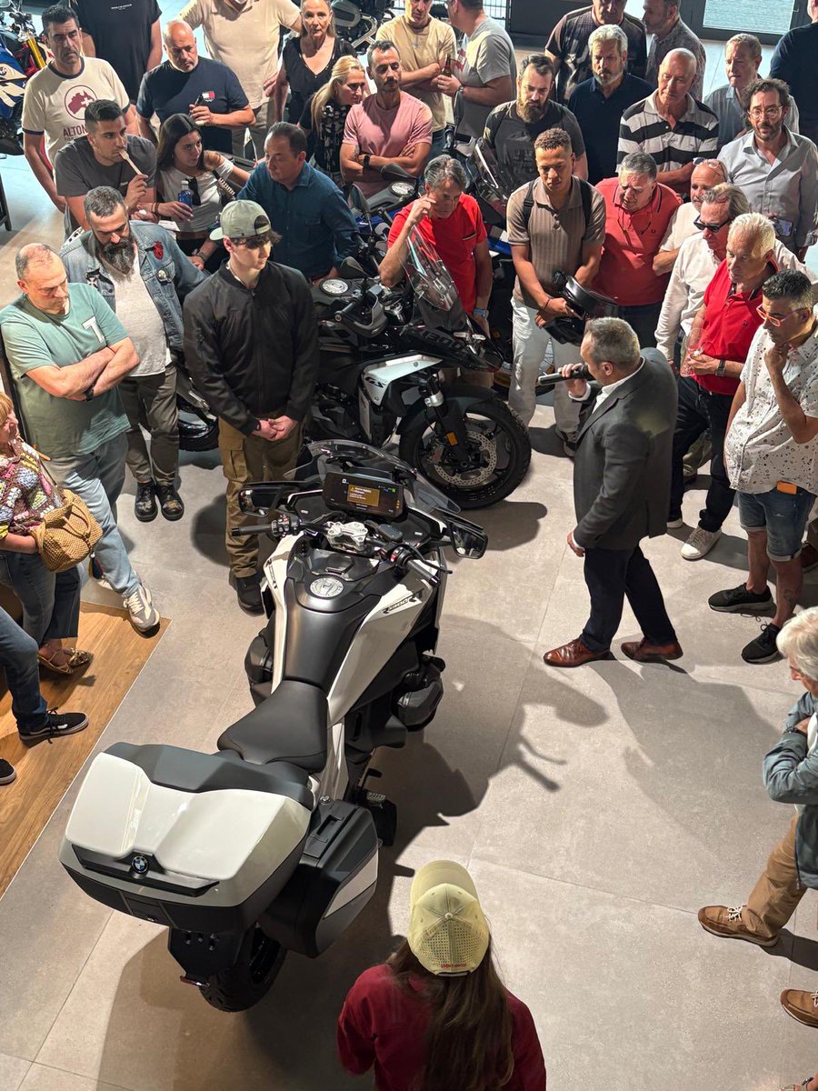 FuenteolidMoto_'s tweet photo. Gracias a todos por acompañarnos a la presentación de la nueva #bmwr1300rt #r1300rt de @bmwmotorradesp @drivelia.es #fuenteolidbmwmotorrad https://t.co/aNIOvcdLCg