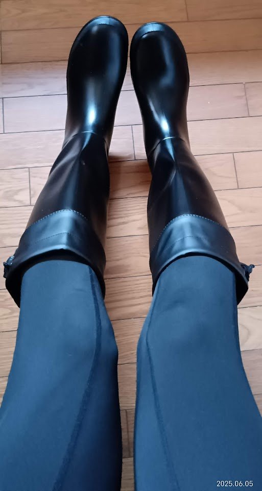 kosei_makino's tweet image. 愛用のレインブーツの踵に亀裂が入りそこから裂けてきたので、偶々密林のタイムセールで2,240円やったブーツを買わせてもらいました。柔らかいし吸い付くし、履き心地がすごくエロいですw 皮の下がすぐ骨になったんで6月10日ごろまで寒くて寒くて、冬の格好してました。有り難うございます。