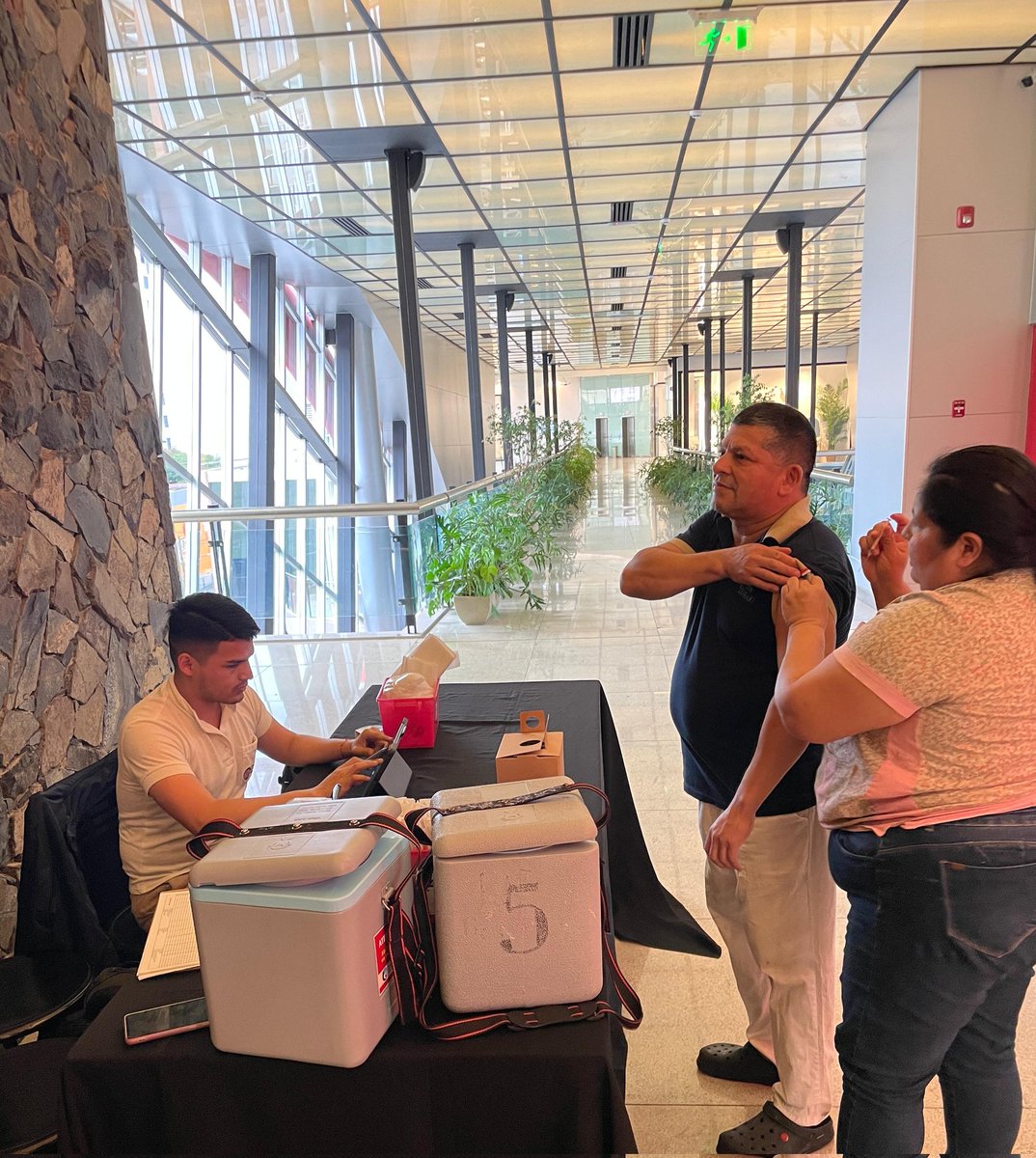 💉  Vacunate este fin de semana

Aplicación de vacunas contra COVID-19 e influenza para personas desde los 6 meses de edad.

📍 Shopping delSol
📍 Shopping Mariscal

Te esperamos hasta las 17:00

👉🏽 Otros centros vacunatorios en vacunate.gov.py