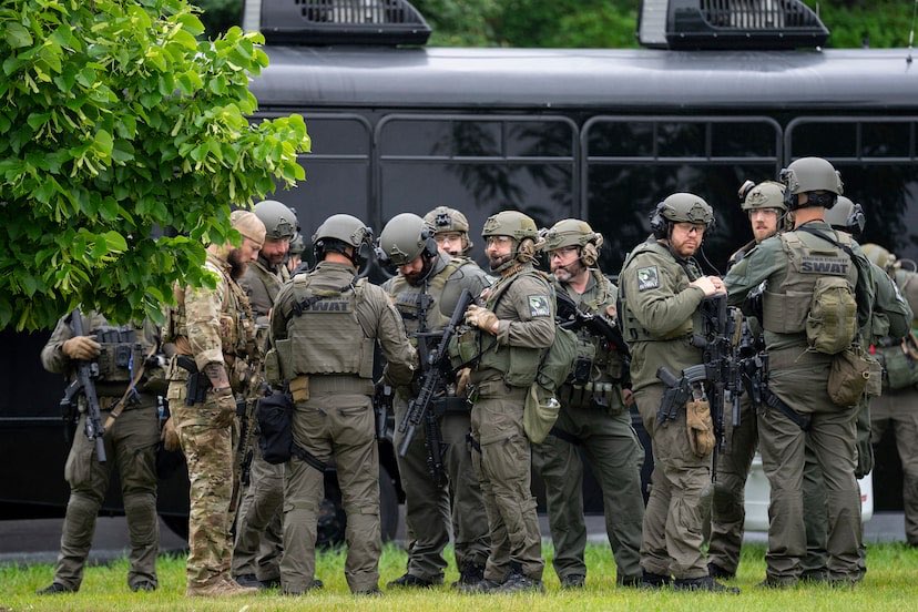 GregMercerGlobe's tweet image. Former Minnesota House Speaker killed in politically motivated attack, second lawmaker shot by suspect dressed in police uniform and driving a fake patrol vehicle theglobeandmail.com/world/article-…