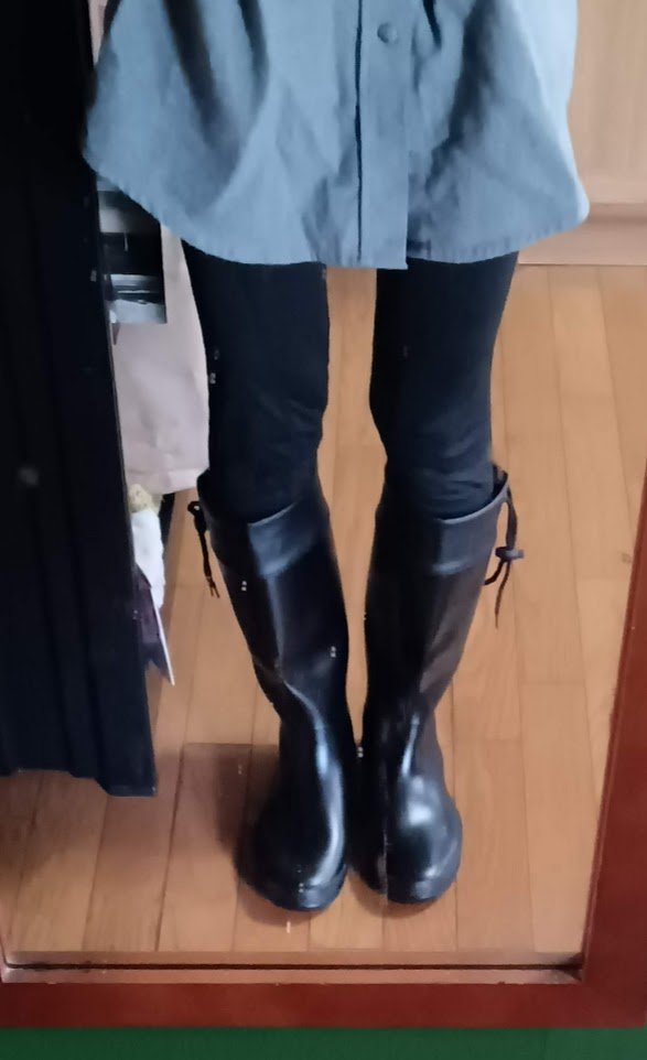kosei_makino's tweet image. 愛用のレインブーツの踵に亀裂が入りそこから裂けてきたので、偶々密林のタイムセールで2,240円やったブーツを買わせてもらいました。柔らかいし吸い付くし、履き心地がすごくエロいですw 皮の下がすぐ骨になったんで6月10日ごろまで寒くて寒くて、冬の格好してました。有り難うございます。