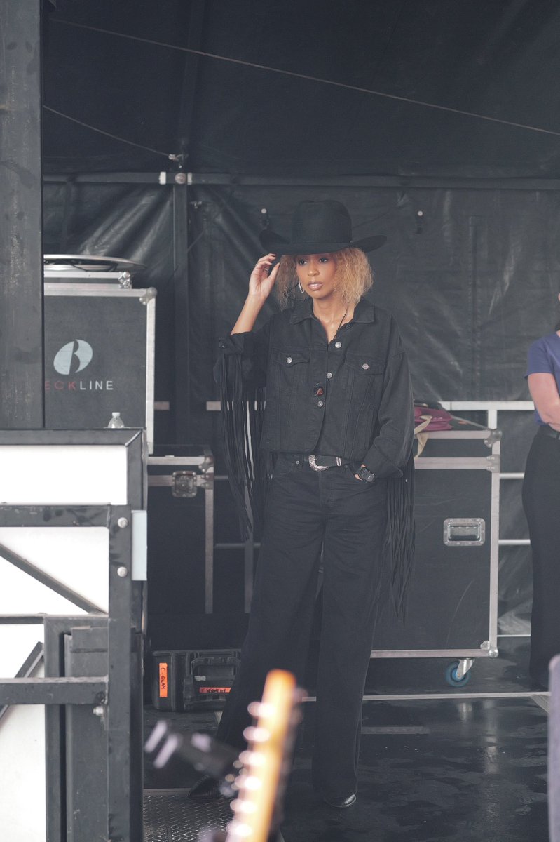 TieraMusic's tweet image. this journey as an independent artist and managing myself in the process has been a wild ride. so many flights, so many moving parts, and somehow we pulled off cma fest (stadium debut!!!🤯), the bet awards, a festival set, and indie week with the recording academy all back to…