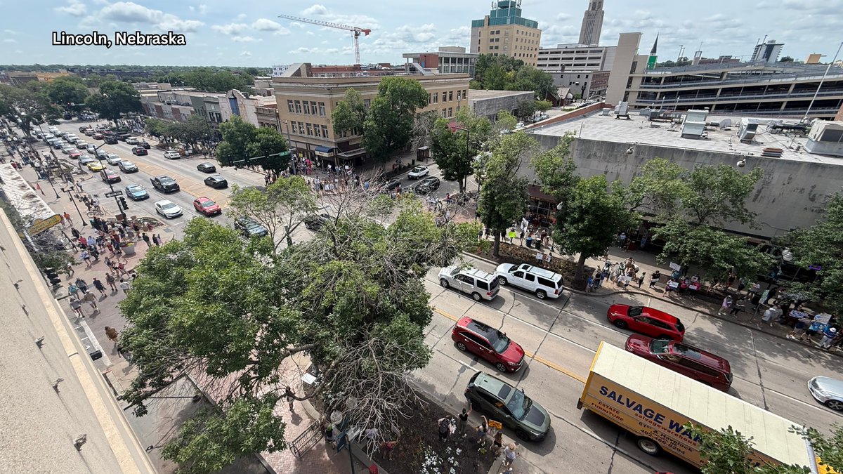 Around 2,500 demonstrators lined both sides of O Street in downtown Lincoln Saturday morning to protest policies enacted by President Donald Trump. Read more: 1011now.com/2025/06/14/pro…