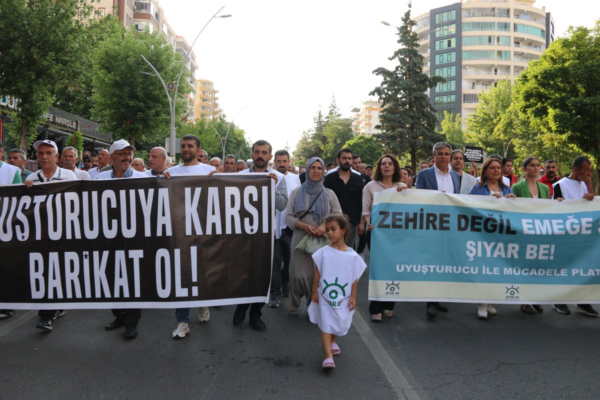 Toplumu Savunalım!

Uyuşturucu İle Mücadele Platformu’nun uyuşturucuya karşı "Toplumu Savunalım" çağrısıyla düzenlenen yürüyüşe, Baro Başkanımız Av. Abdulkadir Güleç ve Yönetim Kurulu üyelerimiz katıldı.

Uyuşturucuyla mücadele, aynı zamanda bir adalet mücadelesidir.

Bu; bir