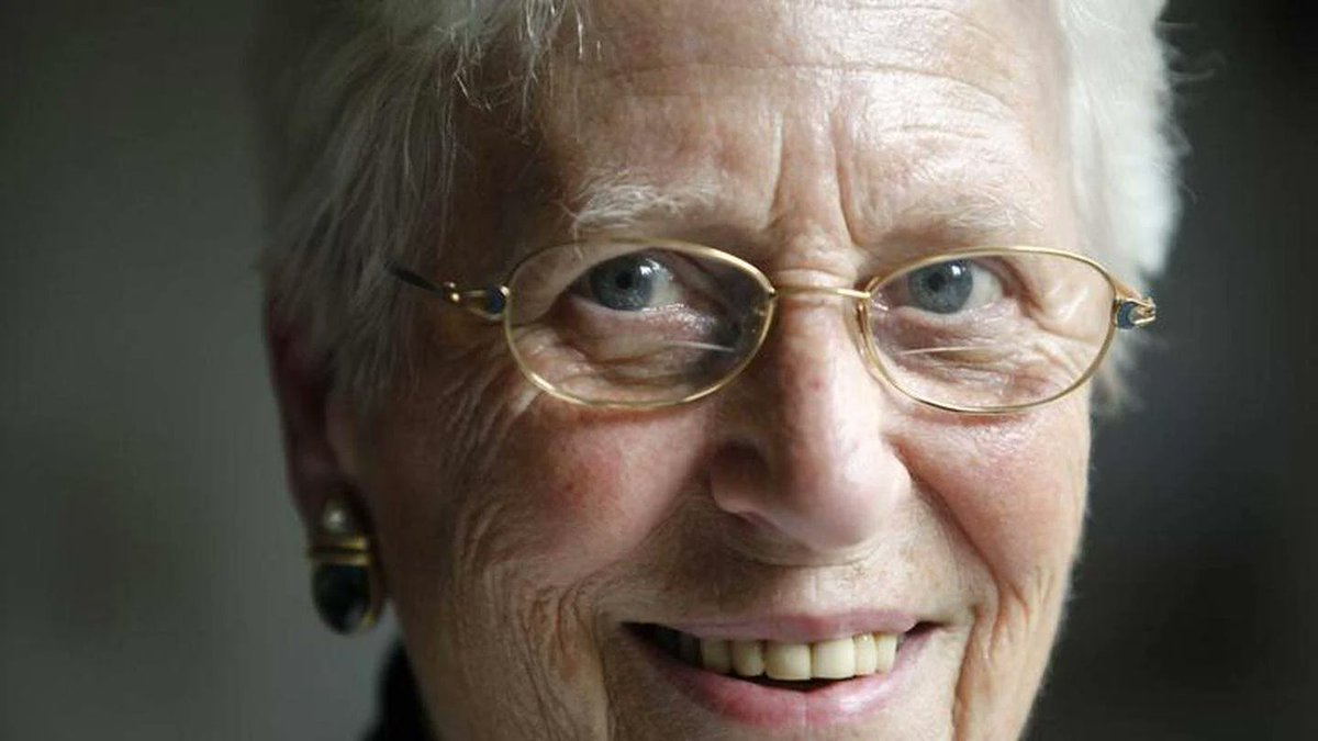 Met respect staan wij stil bij het overlijden van oud-burgemeester Jeltien Kraaijeveld-Wouters. Van 1986 tot 1992 was zij burgemeester van Hilversum.

Wij herinneren haar als een betrokken bestuurder met oog voor mens en gemeenschap.
Onze gedachten zijn bij haar dierbaren.
🕯️