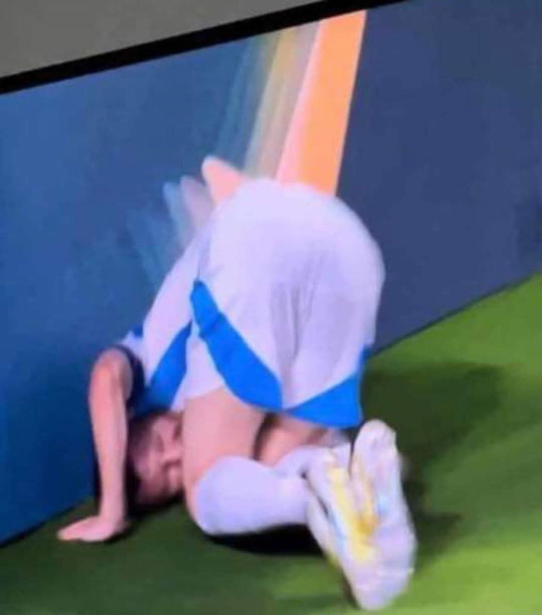 Messi ahí viene Infantino actúa normal.
Messi en corto: