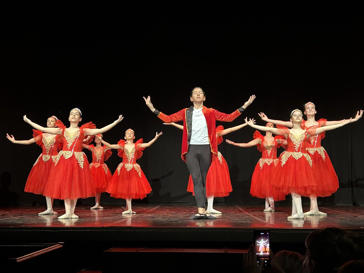Hoy acaba un curso más de la Escuela Municipal de Danza Ciudad de Móstoles. Otro año formando a jóvenes de nuestra ciudad, para que no tengan que marcharse fuera. Para el próximo curso: nuevo proyecto, más presupuesto y nueva dirección.  #móstoles <a href="/Vox_Mostoles/">Vox Móstoles</a>