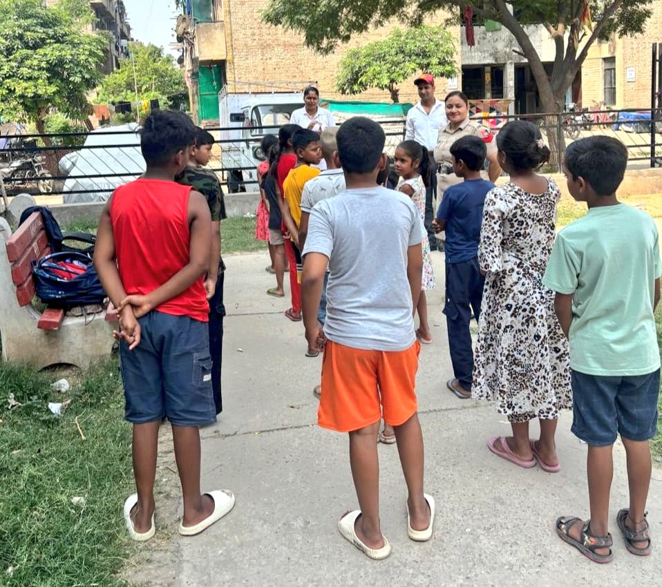 Samavesh_ChdPol's tweet photo. 🚨 Empowering Young Minds for a Safer Tomorrow!

@ChdPol #SAMAVESH team of PS-SRP conducted an awareness session at EWS Colony, Dhanas. Children were sensitized on:
🔹 Self-Defence Skills
🔹 Child Abuse Awareness

Nurturing alert, confident and safe young citizens.

#WeCareForYou https://t.co/CCZkdQNpmj