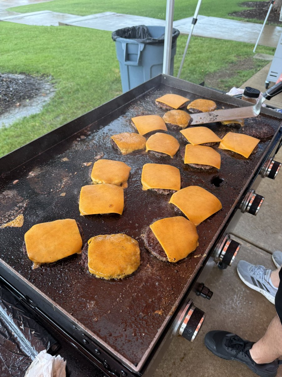 Coach_Barfield's tweet image. Rain or shine you know every Saturday @CoachJoeyG and the Tulsa Football strength staff are gonna be grilling for the team!