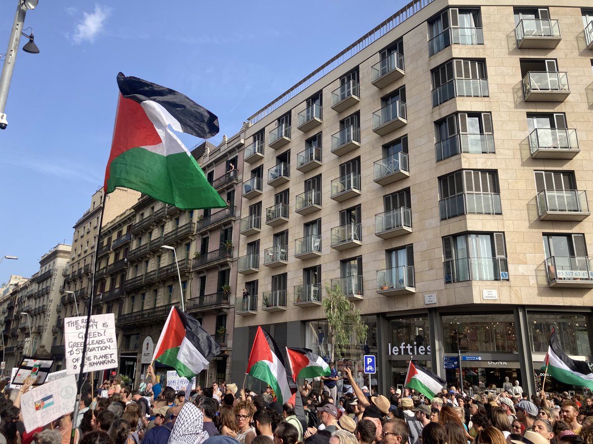 ‼️Ara mateix milers de persones ens manifestem a Barcelona per a denunciar el genocidi de l’estat criminal d’Israel contra el poble palestí.

✊🏼✊🏽Des del riu fins al mar, Palestina vencerà!

🇵🇸 #PalestinaLlibertat #FreePalestine #NetanyahuAssassí #BoicotIsrael
