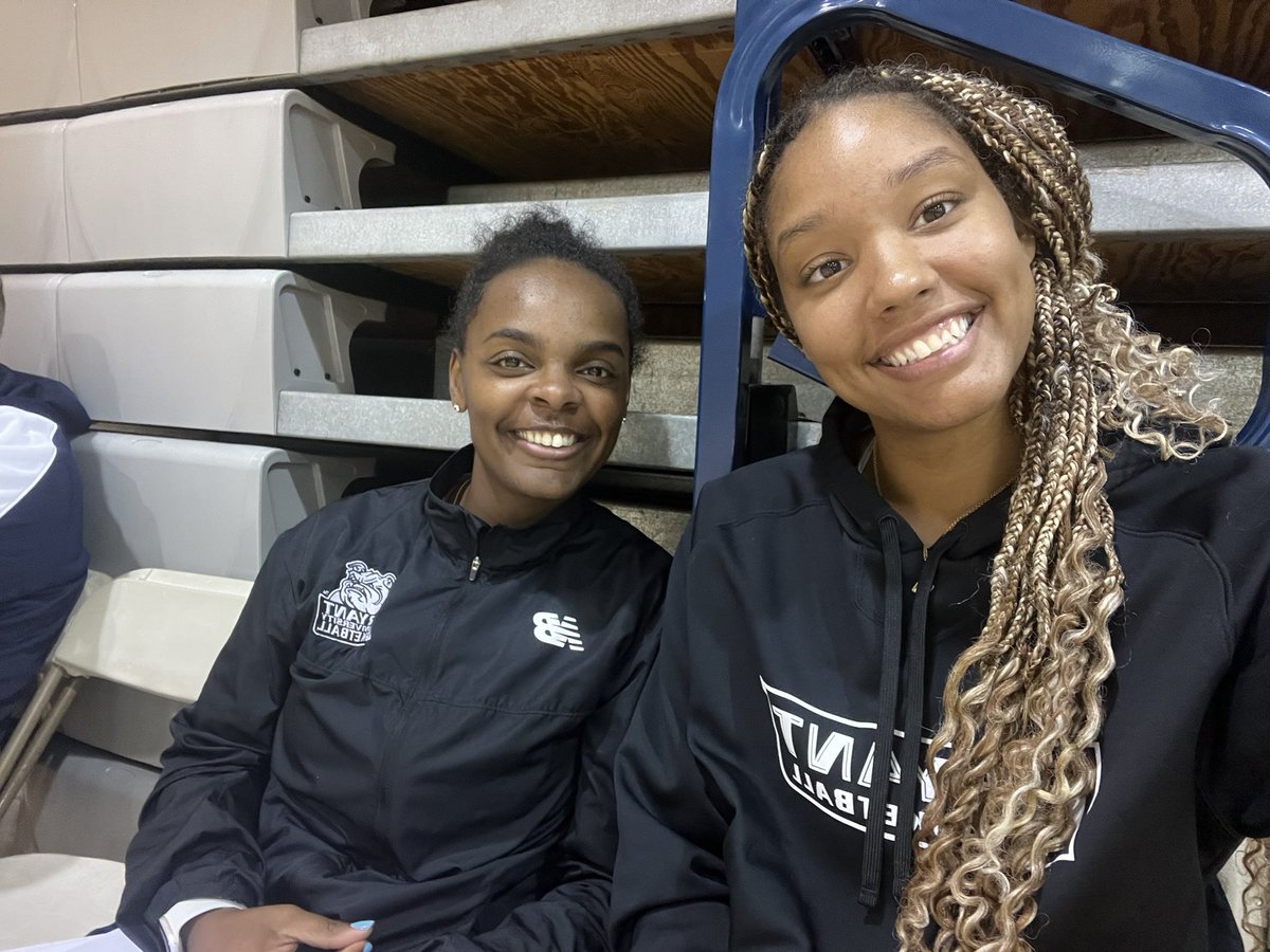 Coach_SarahA's tweet image. Had a visitor in the gym this morning 🤍 One of the very best Dawgs out there! And of course we had to FaceTime another dawg! #dawgsgottaEEATT