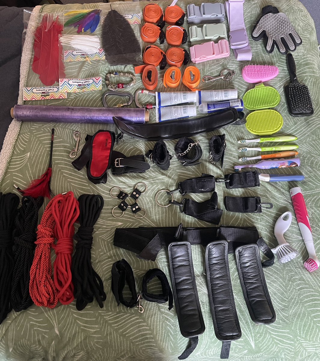 Just preparing my kit in preparation for the lovely <a href="/Solesofcaramel/">Caramel</a> 😉🪶.

See anything you like ….2 more days to go and counting 😉….not long till the 16th….then it’s TICKLE TIME 🕰️.

I would have brought the stocks but they are with <a href="/_TickleHQ/">💥ELEKTRA VALKYRIE TICKLEHQ 💥</a>  😉…next time