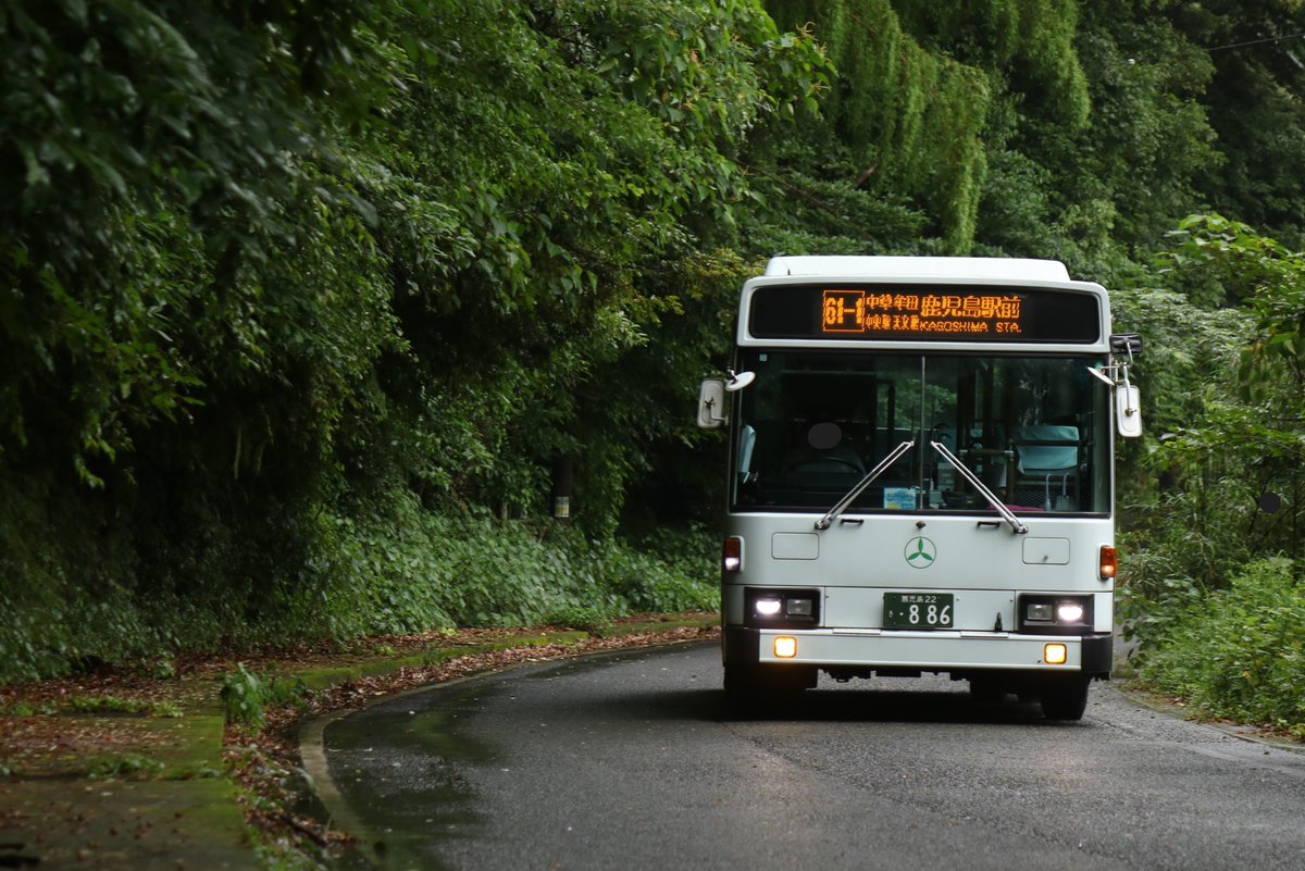 鹿児島交通　鹿児島22き886
プロパーの58MCで、最近よく動いてるのを見かけます
これからも末永く活躍してほしいです😘