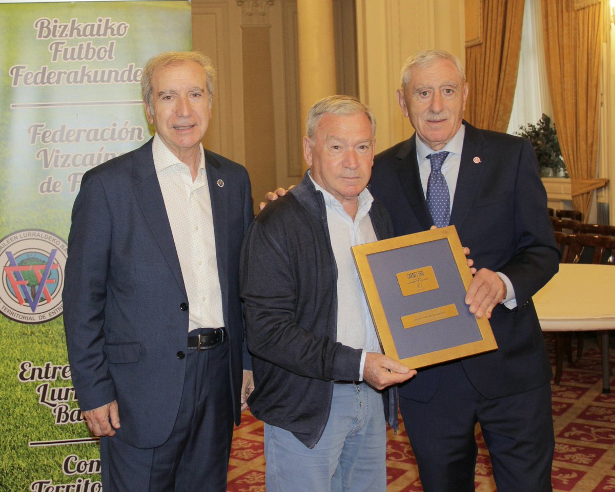 Federación Vizcaína de Fútbol (@fvf_bff) on Twitter photo CARNET ORO PARA CLEMENTE Y ZIARRETA EN EL 65º DÍA DEL ENTRENADOR VIZCAÍNO
El Comité de <a href="/EntrenadoresBiz/">⚽️ Comité Vizcaíno de Entrenadores de Fútbol ⚽️</a> de la Federación Vizcaína de Fútbol ha celebrado hoy su 65º ‘Día del Entrenador y la Entrenadora’.
Javier Clemente, Blas Ziarreta y Mariano Ruiz, entre los galardonados. CARNET ORO PARA CLEMENTE Y ZIARRETA EN EL 65º DÍA DEL ENTRENADOR VIZCAÍNO
El Comité de <a href="/EntrenadoresBiz/">⚽️ Comité Vizcaíno de Entrenadores de Fútbol ⚽️</a> de la Federación Vizcaína de Fútbol ha celebrado hoy su 65º ‘Día del Entrenador y la Entrenadora’.
Javier Clemente, Blas Ziarreta y Mariano Ruiz, entre los galardonados.