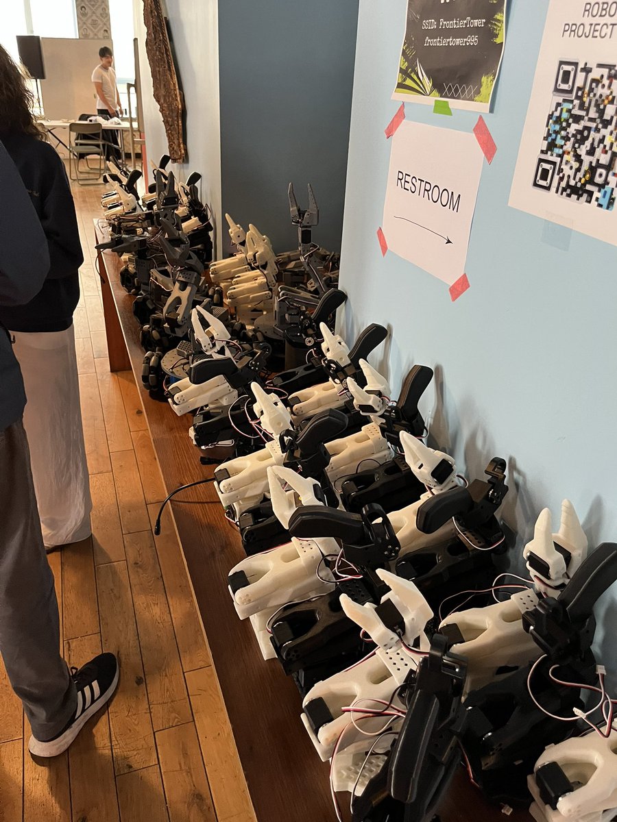 the_carlosdp's tweet image. That’s a lot of robots #lerobotworldwidehackathon