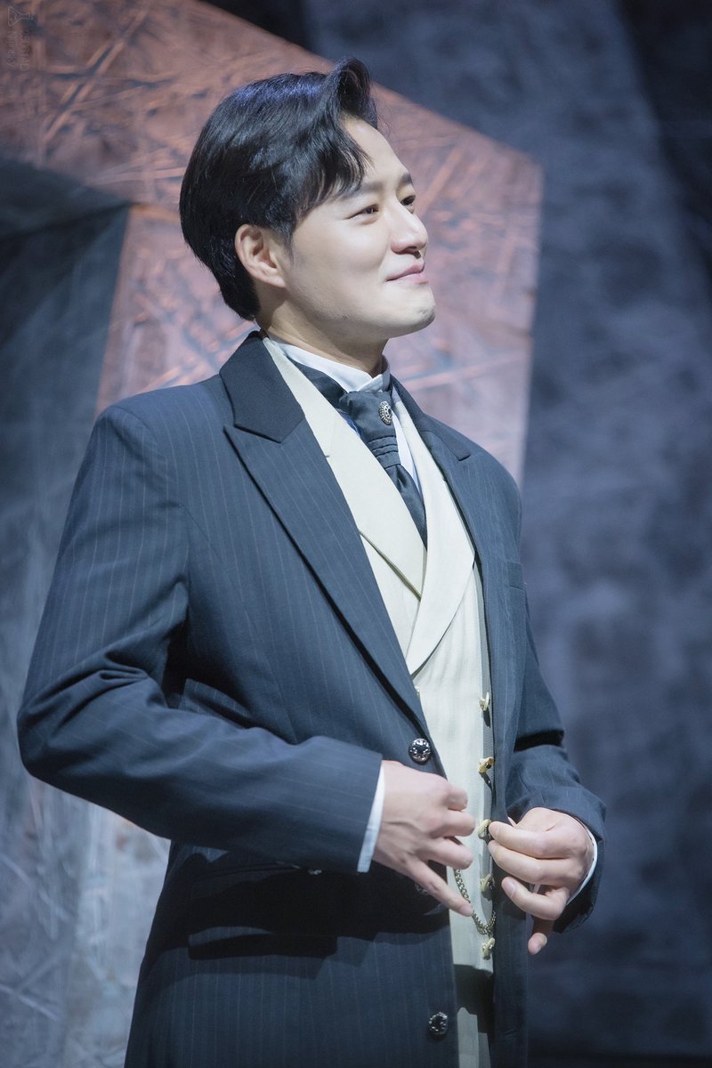 250614 밤 뮤지컬 니진스키 무대인사

디아길레프 役 #김종구

단장님의 애티튜드-☆