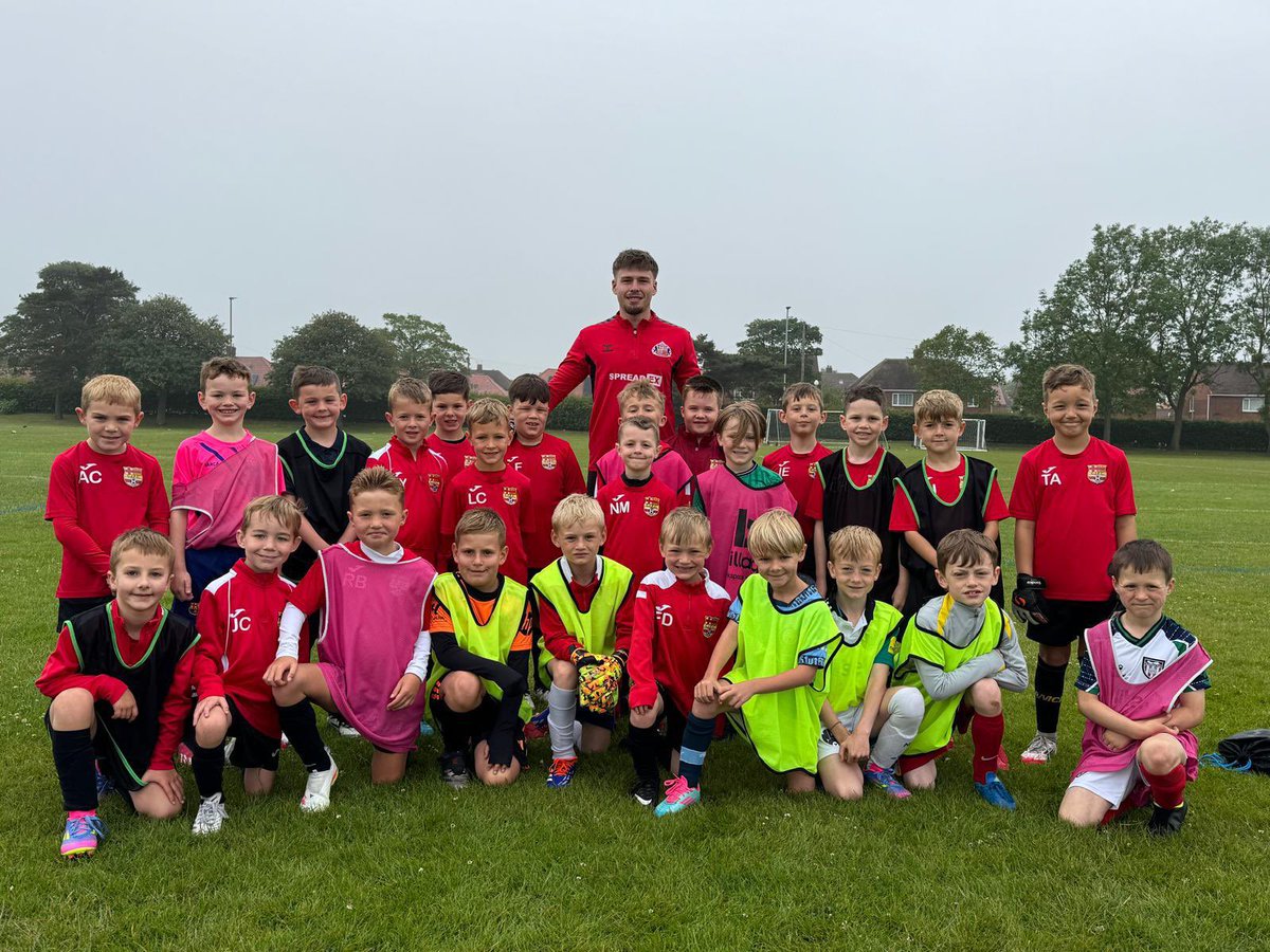 Great to see Ben Metcalfe, one of our former players who has just signed another professional contract with Sunderland, pop in to see the U8’s training today 👏⚽️