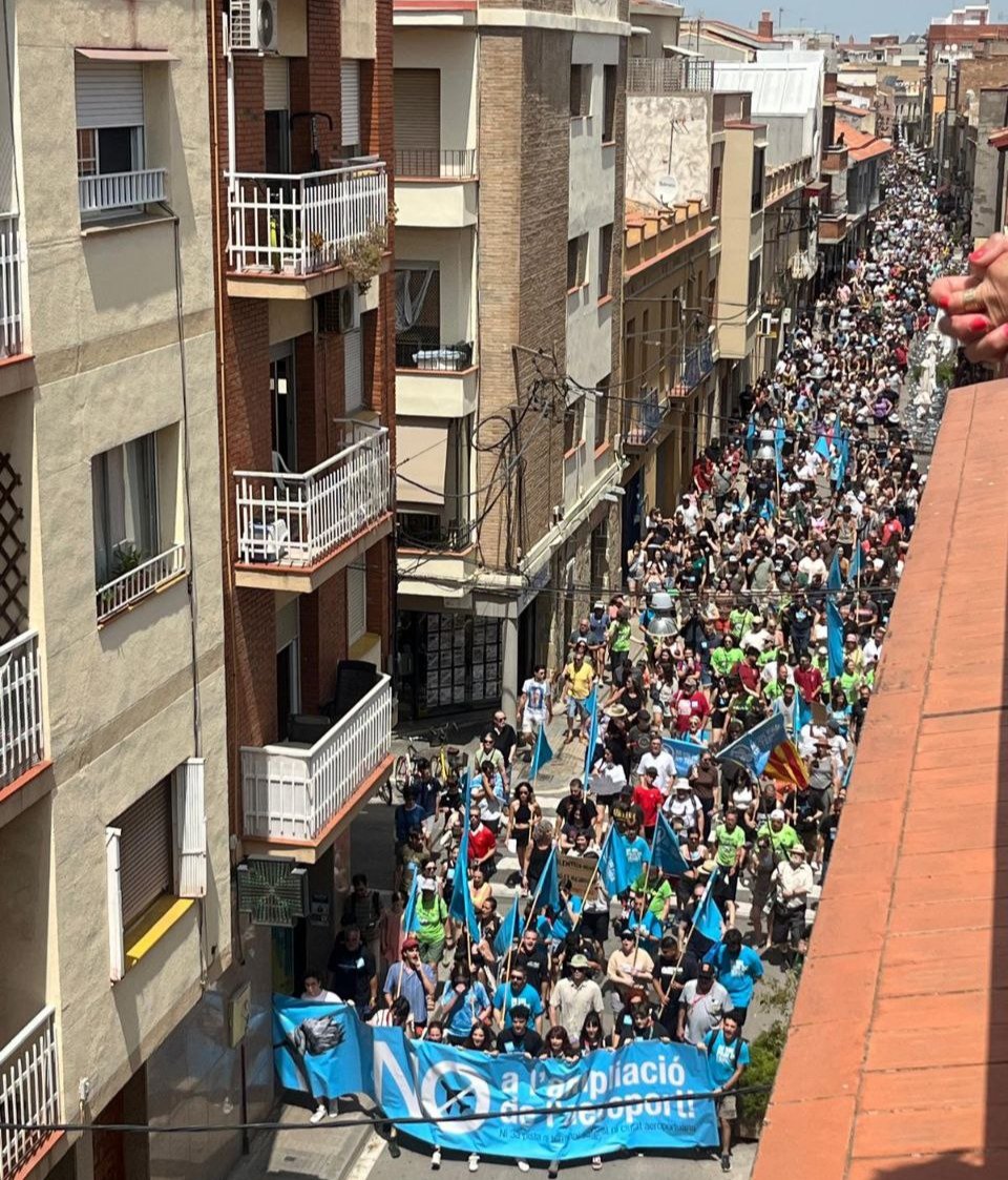 💥 2.000 persones avui pels carrers del Prat. Això només és el principi. I seguirem dient, NI UN PAM DE TERRA! #StopAmpliació ❤️‍🔥