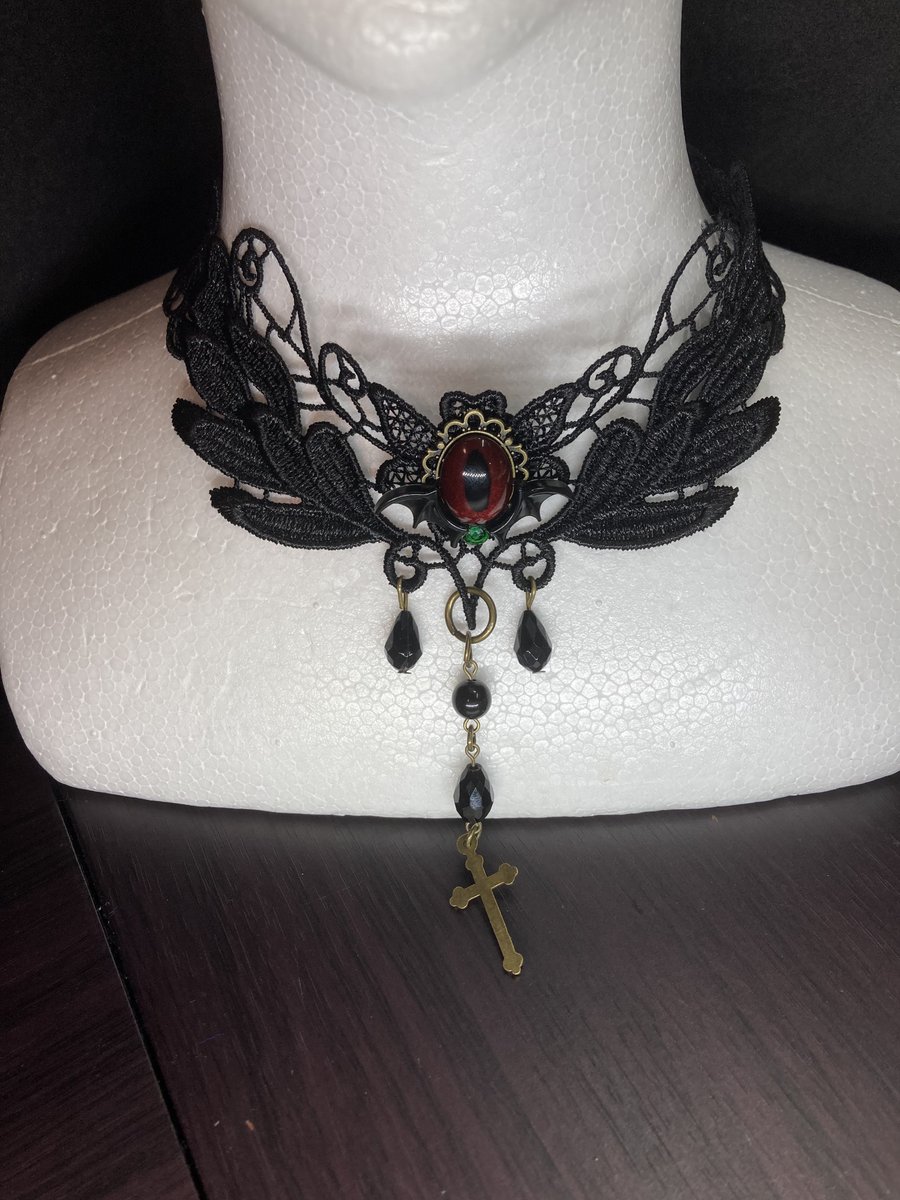 悪魔軍のチョーカーを早速リメイク✨
カボション部分の改善&amp;十字架パーツを追加👍

#天界追悼庁
#天界追悼庁二次創作　
#悪魔軍決起会
#ハンドメイド