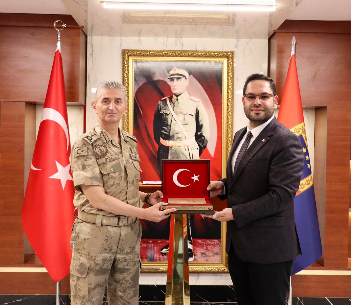 “POLİS SOKAKLARI, JANDARMA DEVLETİ KORUR.”

Sayın Tümgeneral Halil ŞEN komutanımızın liderliğinde, tüm Jandarma Teşkilatımızın yıl dönümünü kutluyorum.⚔️🇹🇷

Aziz şehitlerimizi rahmetle, gazilerimizi saygıyla anıyorum. 
<a href="/halilsen42/">Halil Şen</a> 
<a href="/gantepjandarma/">Gaziantep İl Jandarma Komutanlığı</a> 
#Jandarma186Yaşında