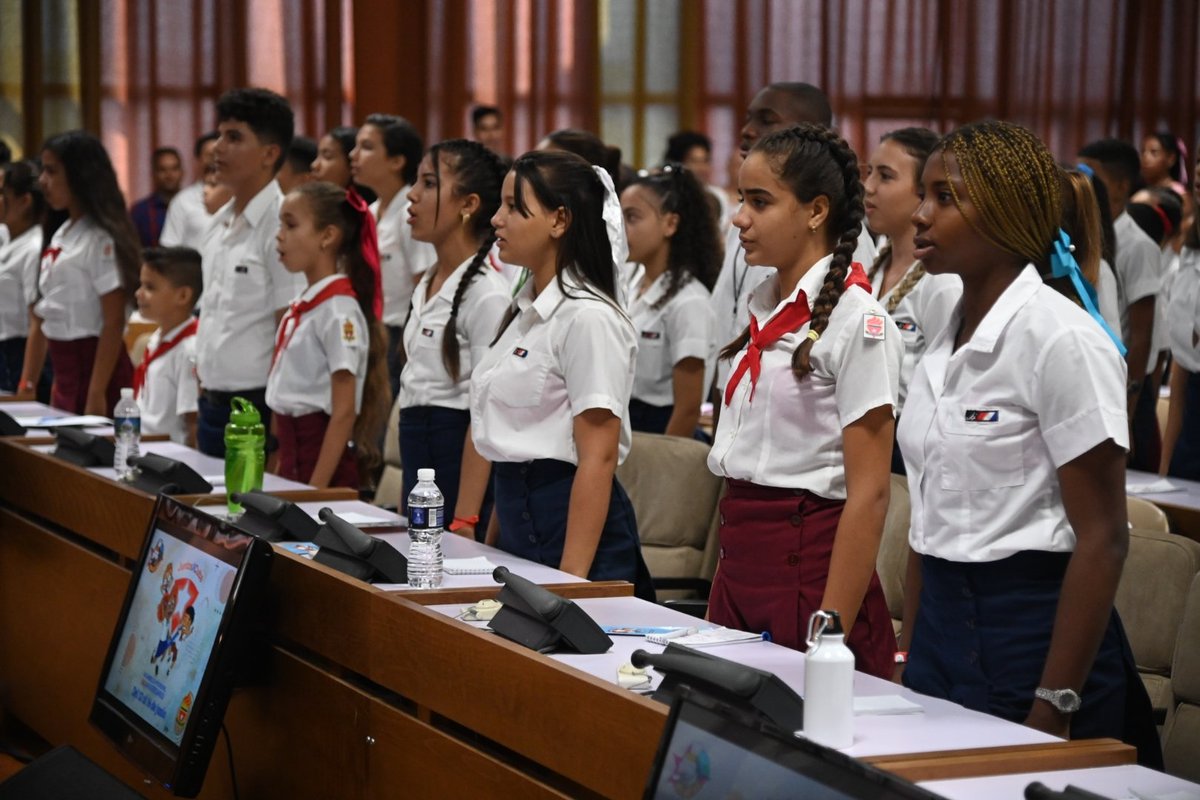 Presidencia Cuba 🇨🇺 (@presidenciacuba) on Twitter photo 🇨🇺| En un día especial, de cumpleaños de hombres inmensos como Maceo y el Che, el Presidente <a href="/DiazCanelB/">Miguel Díaz-Canel Bermúdez</a> acompaña a los niños cubanos en la Asamblea 64 aniversario de la Organización de Pioneros José Martí <a href="/OPJMCuba/">OPJM Cuba</a>, que tiene lugar en el Palacio de las Convenciones.
🧵 🇨🇺| En un día especial, de cumpleaños de hombres inmensos como Maceo y el Che, el Presidente <a href="/DiazCanelB/">Miguel Díaz-Canel Bermúdez</a> acompaña a los niños cubanos en la Asamblea 64 aniversario de la Organización de Pioneros José Martí <a href="/OPJMCuba/">OPJM Cuba</a>, que tiene lugar en el Palacio de las Convenciones.
🧵