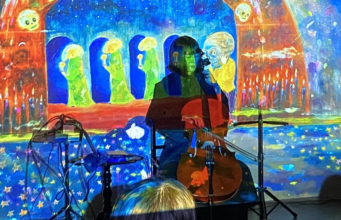 『青く、永く-第肆輪-灯火』1日目を終える事が出来ました。雨の中、ご来場いただいた皆さま本当にありがとうございました。

お客様から教えていただき、撮った写真を確認すると確かにいました。チェロの中に。おわかりいただけたでしょうか。

明日もよろしくお願い致します！
(残席2、ございます！)