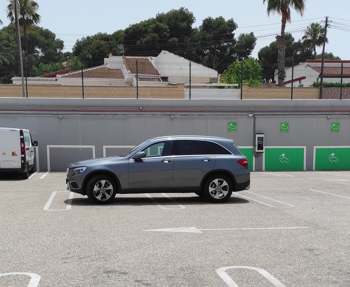 Perdónale Señor, porque aparte de ser un egoísta es GILIPOLLAS y no sabe aparcar el pobrecito #mercadonalosbalcones #torrevieja #tontodeldia