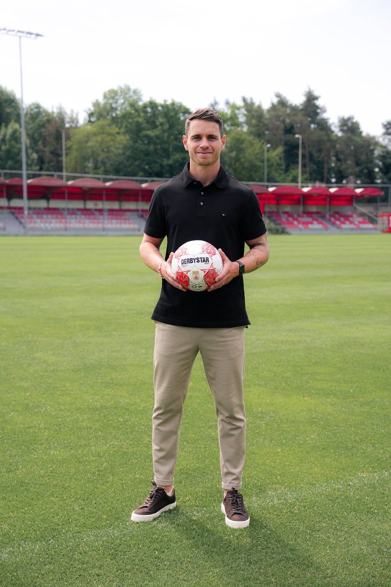 grazerak's tweet image. Neuzugang im Trainerteam! 🔥
Florian #Hart (35) wird Co-Trainer und unterstützt ab sofort Chefcoach Ferdinand #Feldhofer.
Zuletzt in der Red Bull Akademie, davor u. a. bei Austria, Admira &amp;amp; Stripfing aktiv.
🔗 Mehr dazu: bit.ly/FlorianHart
#grazerak #indundaut #AdmiralBL