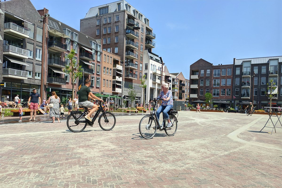 De Markt in #Hardenberg is net op tijd open gegaan. Niks fijner dan met 30+ graden door de fonteintjes te rennen.
