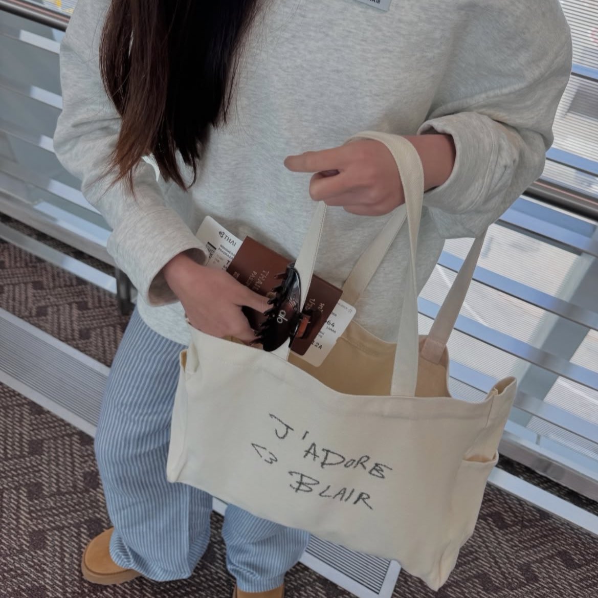 bemyblair tote bag ♥️🧘🏼‍♀️
เรียบๆแต่ดูมีอะไร ชอบใบนี้มากก ใส่ของได้เยอะแน่นอน มีช่องใส่กระบอกน้ำด้วย มันแบบถูกต้องง 🫧 ใครสายแบก สายเที่ยว ใบนี้ก็เหมาะ <3

bag : s.shopee.co.th/5VJZH6E6OJ