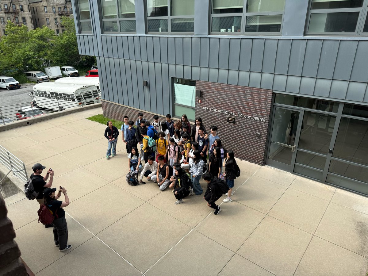 edward_eng's tweet image. We welcomed friends, family & students from Brooklyn Tech to NYSBC's open house to learn about the center. With our Simons Scholar interns Abrar, Darien & Olamide, leading one of the demo stations, the next generation got a glimpse of how scientific curiosity can make an impact.
