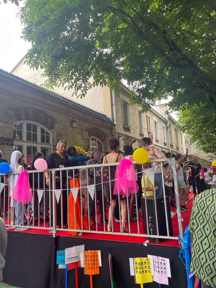Fête de l’école maternelle Arc-en-Ciel rue de Tanger où tout un quartier se retrouve dans la bonne humeur ! Une édition riche en émotions… Merci à Mme la directrice, aux équipes et aux parents de rendre les enfants fiers de leur école !