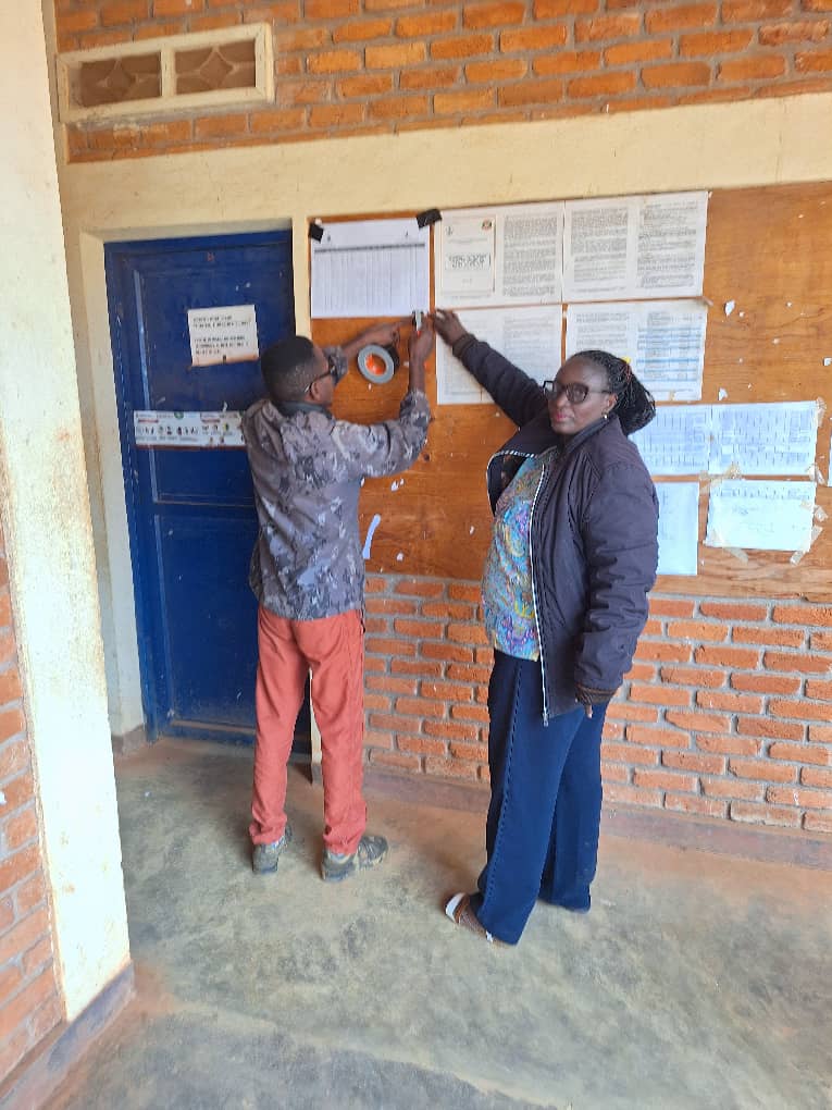 CVR BURUNDI (@cvr_burundi) on Twitter photo #RPAD
Les administratifs locaux et les représentants provinciaux de la <a href="/CVR_Burundi/">CVR BURUNDI</a> participent à l'affichage des listes des victimes. Cette opération est saluée par les familles des victimes qui viennent pour vérifier l'authenticité des informations fournies. <a href="/CMusigati/">Commune musigati</a> #RPAD
Les administratifs locaux et les représentants provinciaux de la <a href="/CVR_Burundi/">CVR BURUNDI</a> participent à l'affichage des listes des victimes. Cette opération est saluée par les familles des victimes qui viennent pour vérifier l'authenticité des informations fournies. <a href="/CMusigati/">Commune musigati</a>