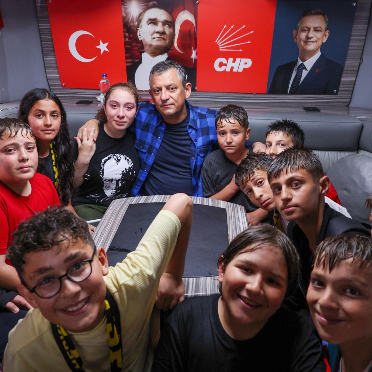 CHP'nin Bayburt Mitingi'nde başlayan yağmurun ardından Özgür Özel, ıslanan bazı çocukları otobüse aldı.