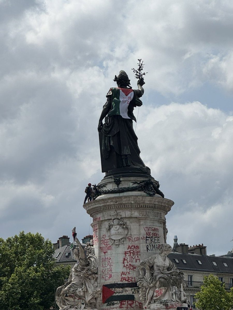 Mediavenir's tweet image. 🇫🇷🇵🇸 "FREE GAZA" : la Statue de la République a été drapée aux couleurs de la Palestine, à Paris.
(📸 @Laawnik & @LiliaBenHamouda)
