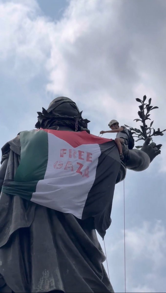 Mediavenir's tweet image. 🇫🇷🇵🇸 "FREE GAZA" : la Statue de la République a été drapée aux couleurs de la Palestine, à Paris.
(📸 @Laawnik & @LiliaBenHamouda)