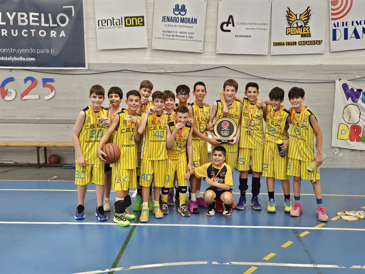 CB625Ponferrada's tweet photo. CAMPEONES 🏆
El infantil masculino @LosObeliscos Amarillo es el nuevo campeón provincial. 🙌 No se nos ocurre mejor forma de terminar la temporada. ¡Enhorabuena a todos! #CB625 #SomosAmarillos https://t.co/GaiJw7AwSC
