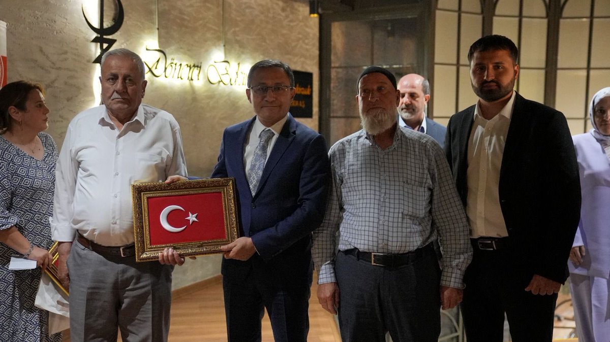 ZiyaSozen's tweet photo. Anadolu Şehit Aileleri, Gazileri ve Güvenlik Korucuları Vakfımızın (AŞAV) İstanbul Şube Başkanlığı tarafından, vatan bayrak ve mukaddes değerlimiz uğruna canlarını feda eden aziz şehitlerimizin babaları ve Kahraman Gazilerimiz  onuruna düzenlenen akşam yemeği programına katıldık. 
Programımıza katılarak bizleri onurlandıran  şehit babalarımız ve kahraman gazilerimiz başta olmak üzere Bağcılar Kaymakamımız Sayın @abdullahucgun33 , İstanbul Aile ve Sosyal Hizmetler İl Müdürü Sayın Ömer Turan ve bütün Saygıdeğer Misafirlerimize teşekkür ederiz. 
Programın düzenlenmesinde emeği geçen Vakfımızın İstanbul Şube başkanı Sayın Muhammet Koç kardeşim ve yönetim kuruluna teşekkür ediyorum . @AsavVakfi @asavistanbul @tcailesosyal
